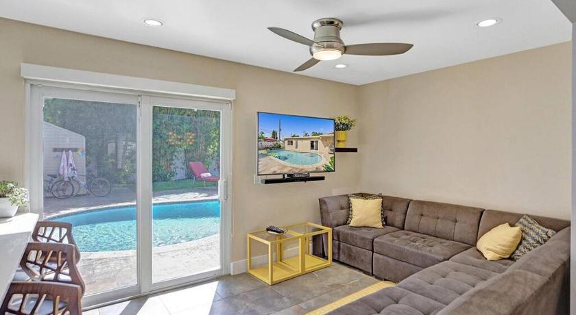 Hollywood Villa close to the BEACH w/HEATED POOL photo