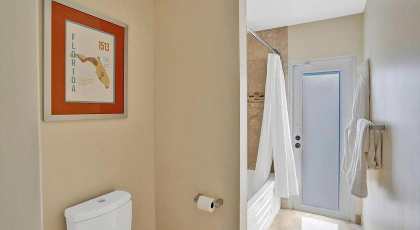 Hollywood Villa close to the BEACH w/HEATED POOL photo