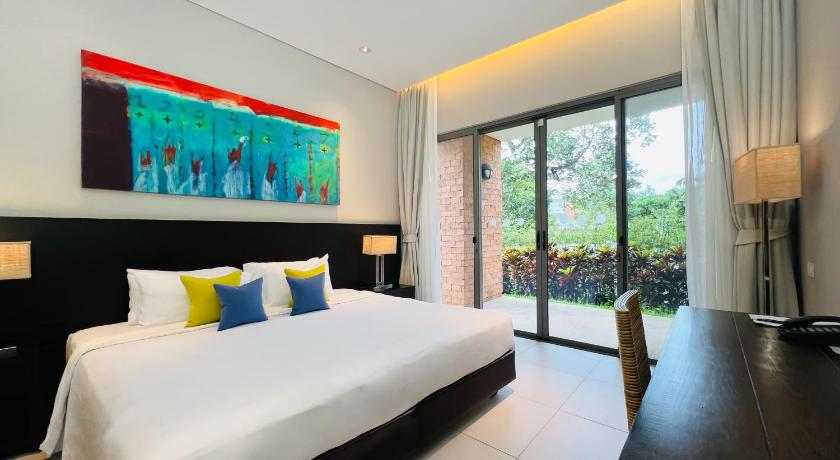 Image of Deluxe King Room - Pool Wing 1