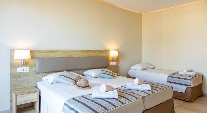 Image of Superior Triple Studio with Sea View 4