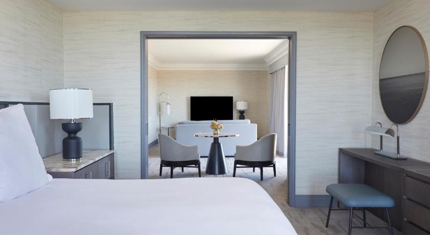 Image of Corner Beverly Suite Accessible king bed 5