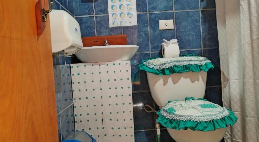 Bathroom, Pension y Cabinas Colibri B&B Monteverde-Costa Rica in Monteverde