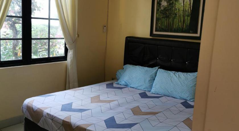 Villa kota bunga 3 kamar full Wifi dan ada AC photo