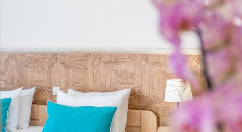 Image of Superior One-Bedroom Apartment with Pool View 6