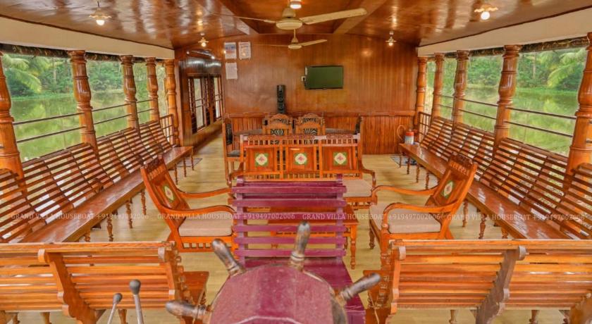 Grand villa houseboat photo