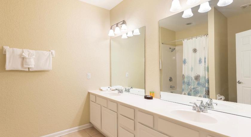 Image of Luxury Three-Bedroom Townhouse 15