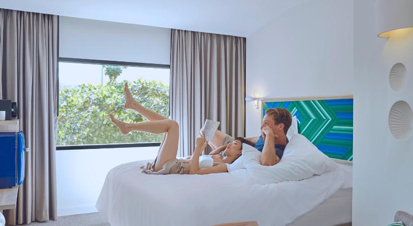 Image of COSI Room King with Daily Food & Drink Credit 4