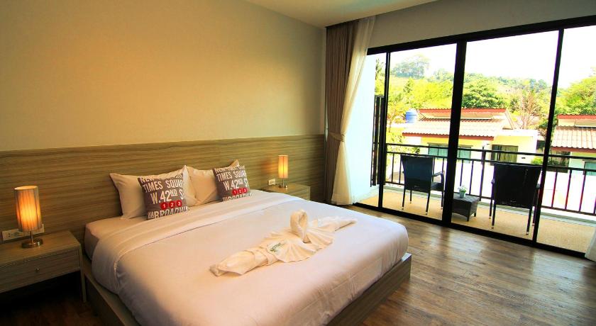 Image of Pool View King Room 0