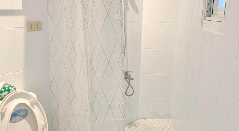 Image of Queen Room with Shared Bathroom 14
