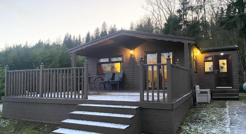 4 Bed House - Sleeps 9 - HotTub - Parking