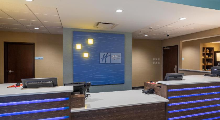 Holiday Inn Express Golden-Kicking Horse photo