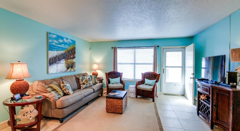Destin Townhome with Balcony - Walk to the Beach! — Hotel in Destin (FL)
