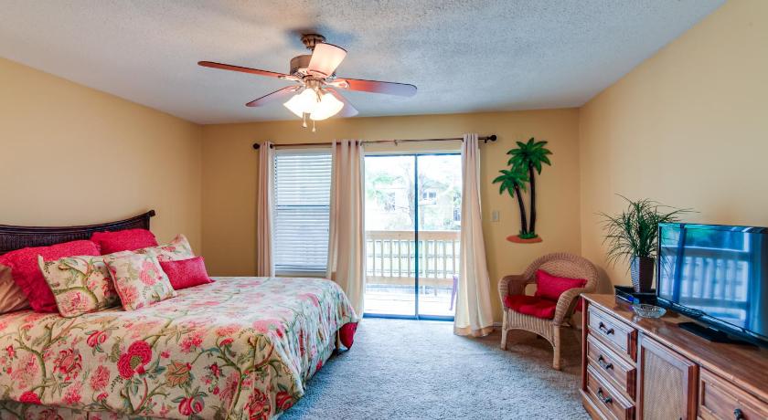 Destin Townhome with Balcony - Walk to the Beach! photo
