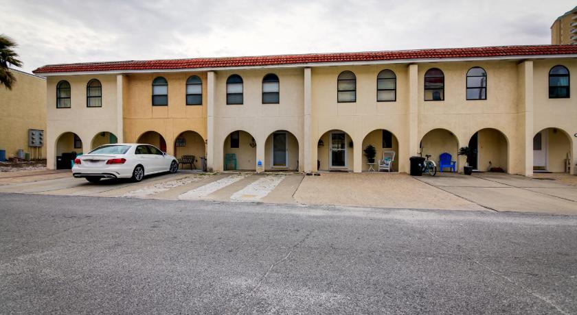 Destin Townhome with Balcony - Walk to the Beach! photo