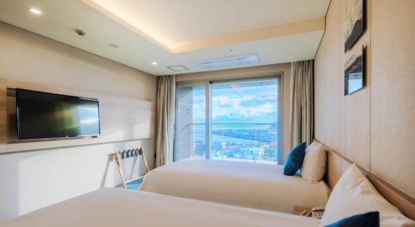 Imatge de Principal familiar amb 2 llits individuals (Premier Family Twin Room) 0