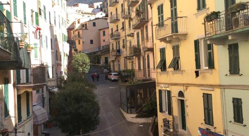 a city street filled with lots of buildings, La Dolce Vita in Riomaggiore