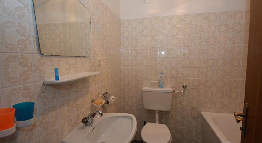 Image of Triple Room with Private Bathroom 10
