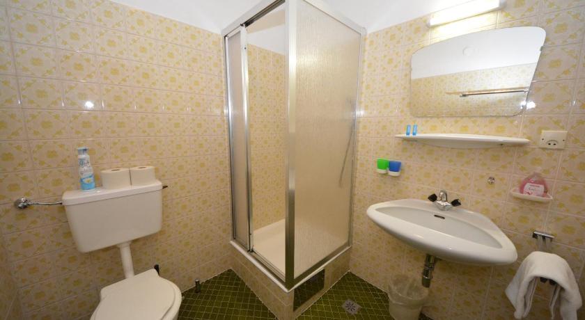 Image of Quadruple Room with Bathroom 2