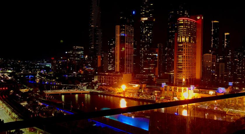2 Bedroom Apartment with Balcony, Views of Yarra River and Sunrise in Melbourne CBD photo