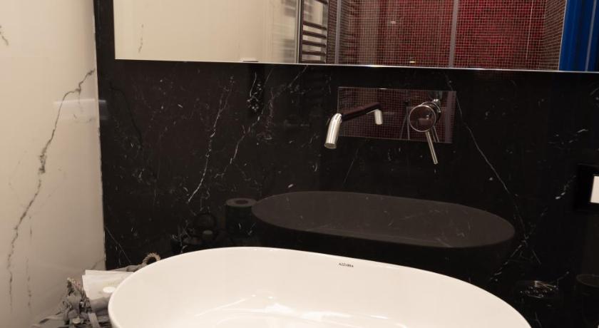 Image of Queen Room with Spa Bath 4