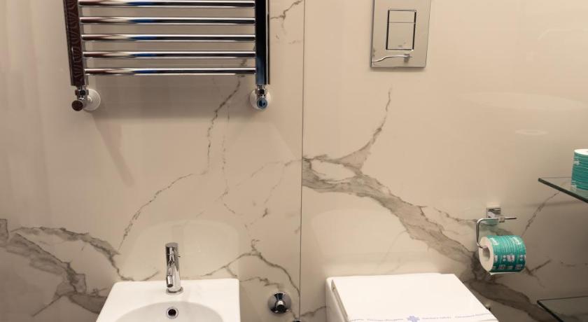Image of Queen Room with Spa Bath 8