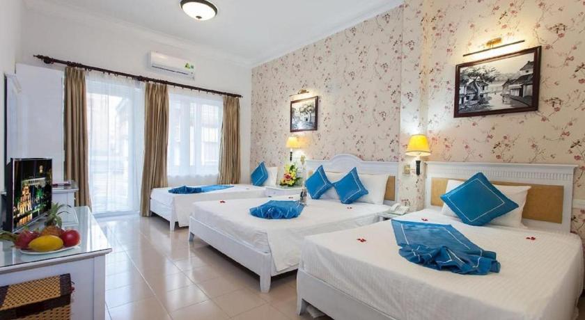 Image of Suite Family Room 3