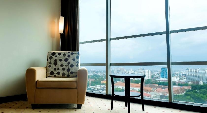 Foto 1 Double Bed, Nonsmoking, Junior Suite, City View, Bathtub And Shower 8