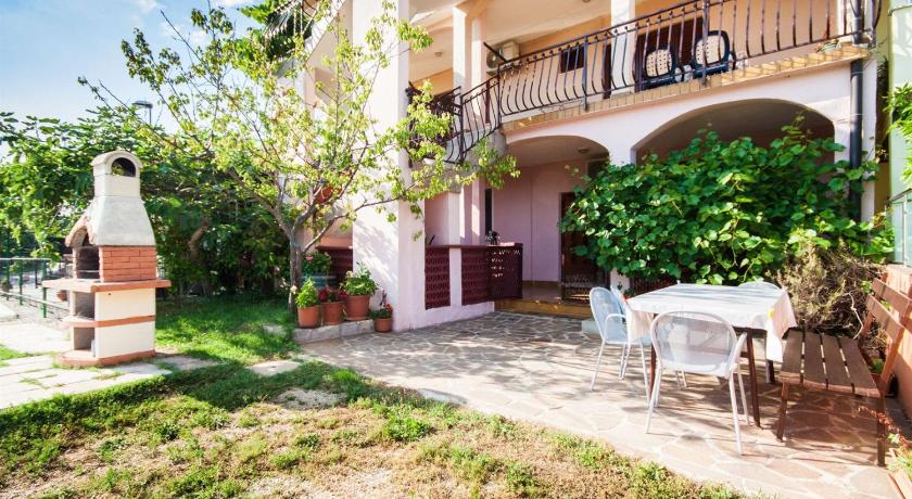 Apartments Dara — Hotel in Umag