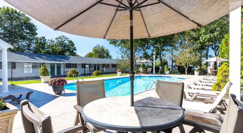 Falmouth Heights Motor Lodge photo