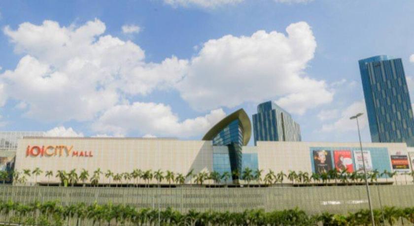 Icon2 Condo in IOI City Mall Putrajaya Pool View - image 3