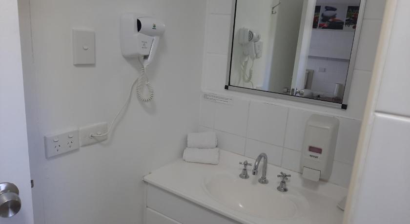Cleveland Motor Inn photo