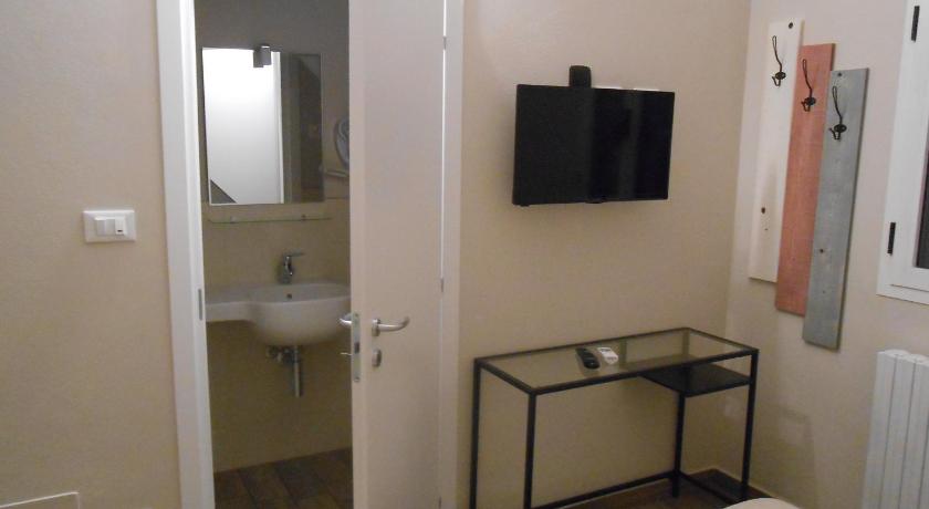 Image of Deluxe Single Room with Private Bathroom 7
