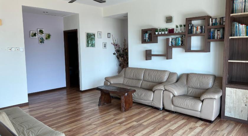 Image of Six-Bedroom House 18