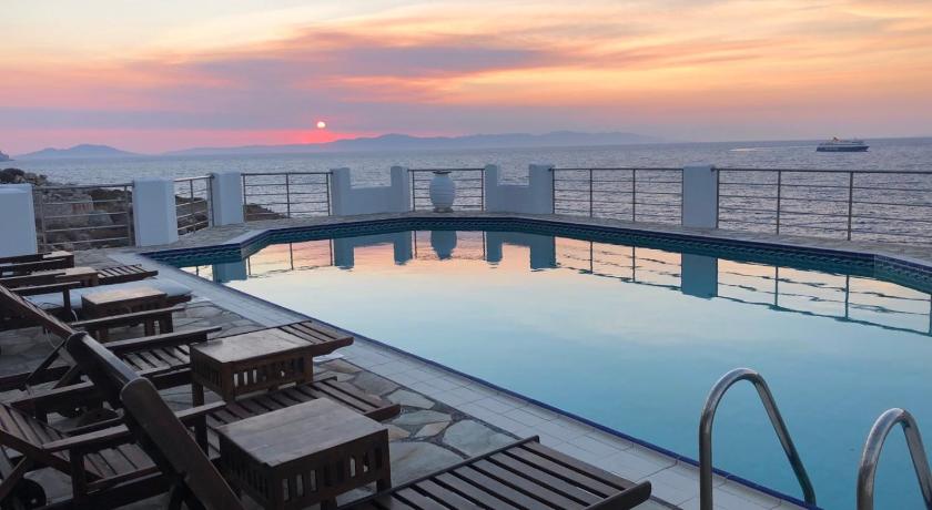 SeaRock Rooms and Suites