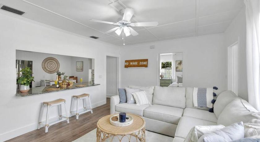 Tequesta * NEW* The Bungalow Jupiter! - Moremoments Rentals 4-Star Accommodation pool