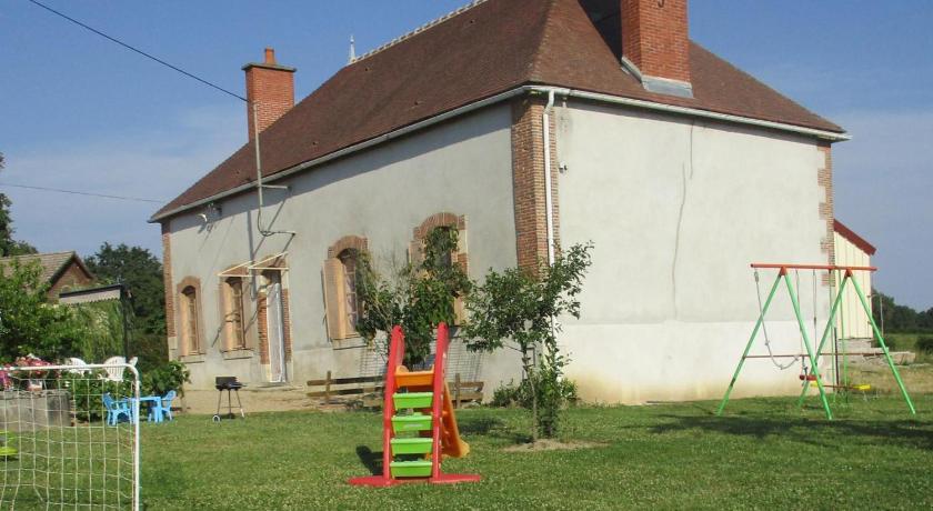 Gite Cressanges, 4 pieces, 6 personnes - FR-1-489-28 — Hotel in Chantelle