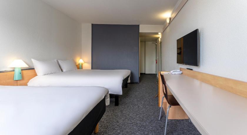 Image of Standard Room with 2 Double Beds 3