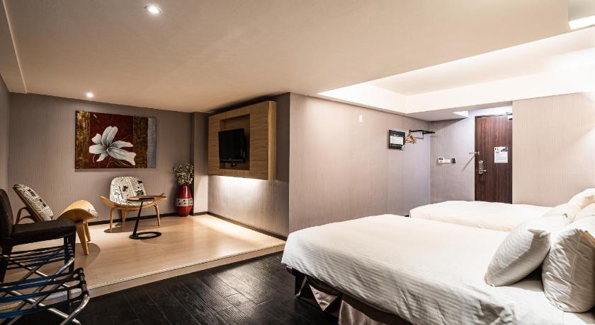 Global Traveler Hotel - image 8