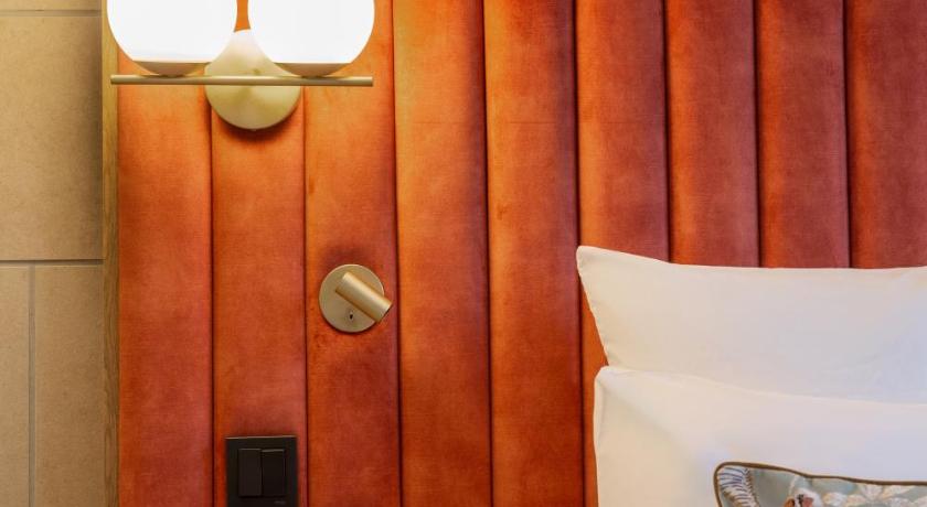 Image of 1 Queen Bed, NonSmoking, Superior Room 8