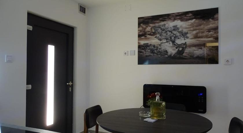 ノヴスカ Apartman Dabrovic 4つ星 ゲストハウス プール