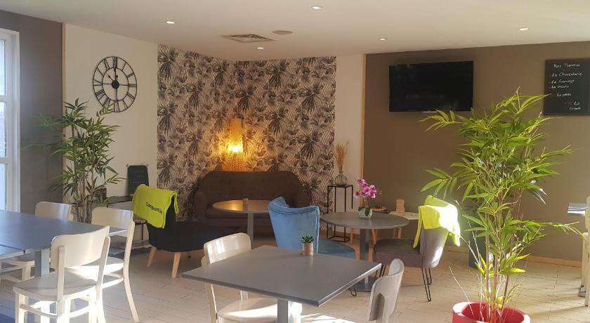 Hotel Campanile Chantilly photo