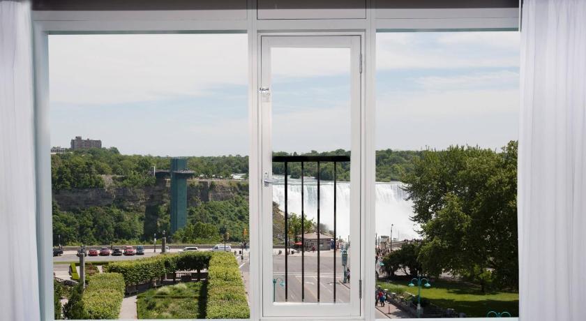 Image of American Fallsview Corner Suite 4