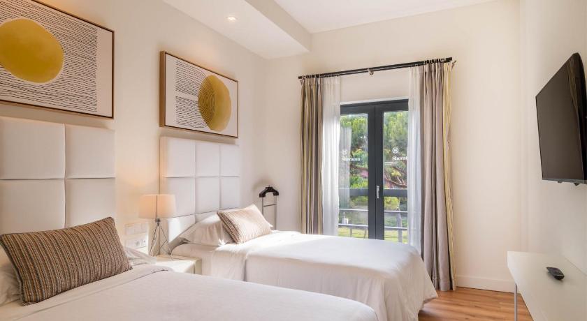 Imagem de Superior Garden View, 2 Bedroom Suite, Bedroom 1: 1 Queen, Bedroom 2: 2 Twin, Sofa beds: 2 (Superior Garden View, 2 Bedroom Suite, Bedroom 1: 1 Queen, Bedroom 2: 2 Twin, Sofa Beds: 2) 9