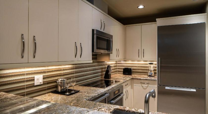 Image of Skyline, 1 Bedroom Apartment, 1 King, Balcony 1