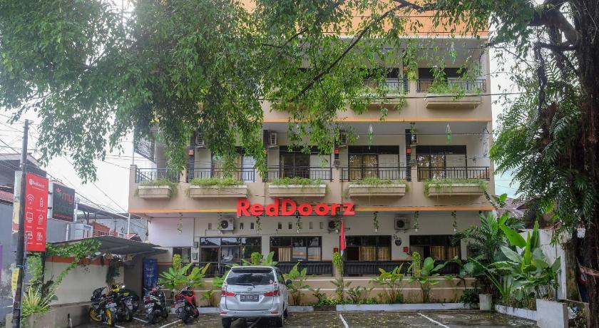 RedDoorz @ Jalan Pramuka Manado photo