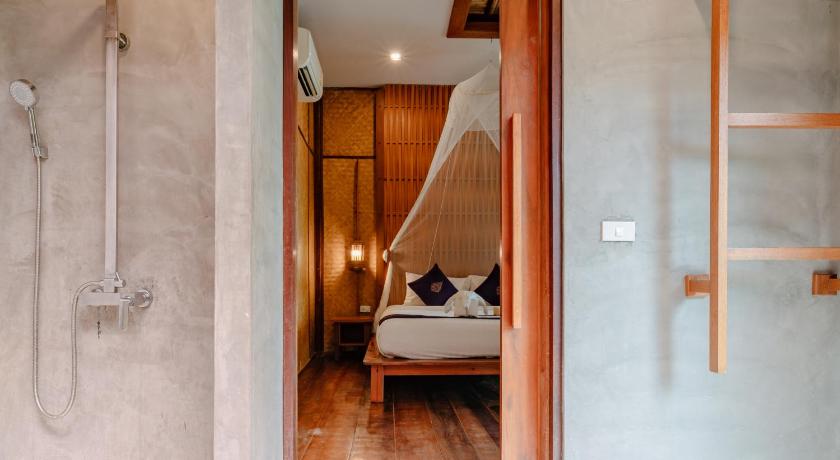 Image of Deluxe Room Partial Ocean View 9