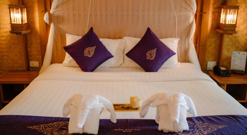 Image of Deluxe Room Partial Ocean View 16
