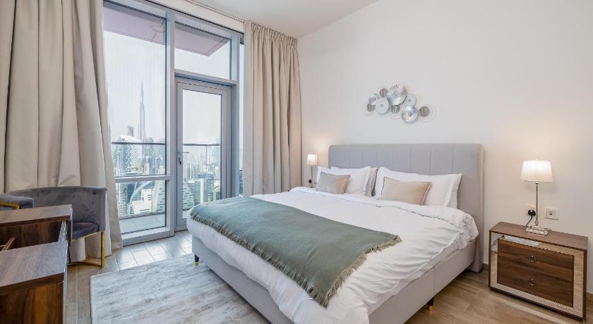 Spacious 3BDR Apartment and maid room with Burj Khalifa View — Hotel in Dubai