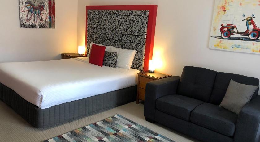 Avaleen Lodge Motor Inn photo