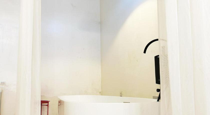 Image of Deluxe Double Room with Bath 6